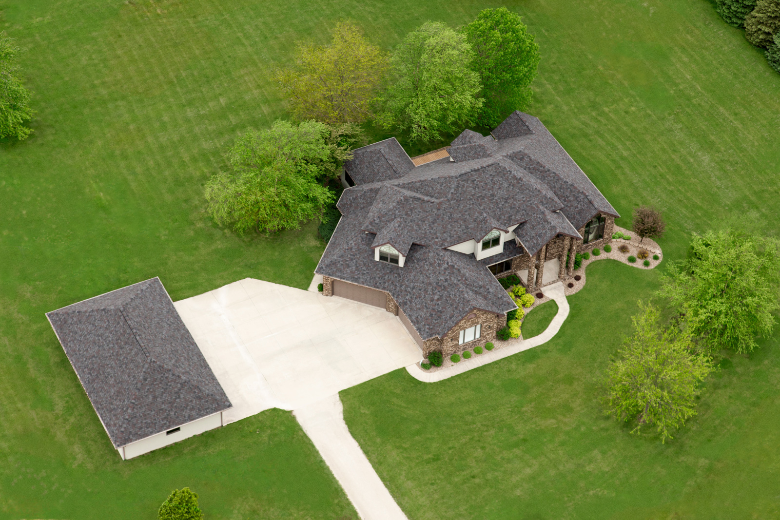 Florida home with Legacy Scotchgard Black Oak roof