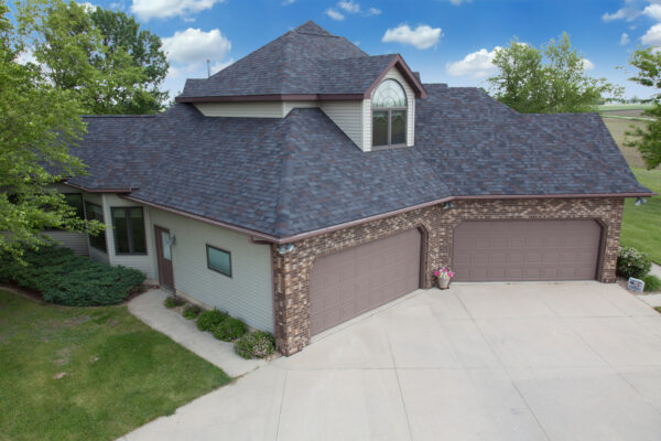 Florida home with Legacy Scotchgard Black Oak roof
