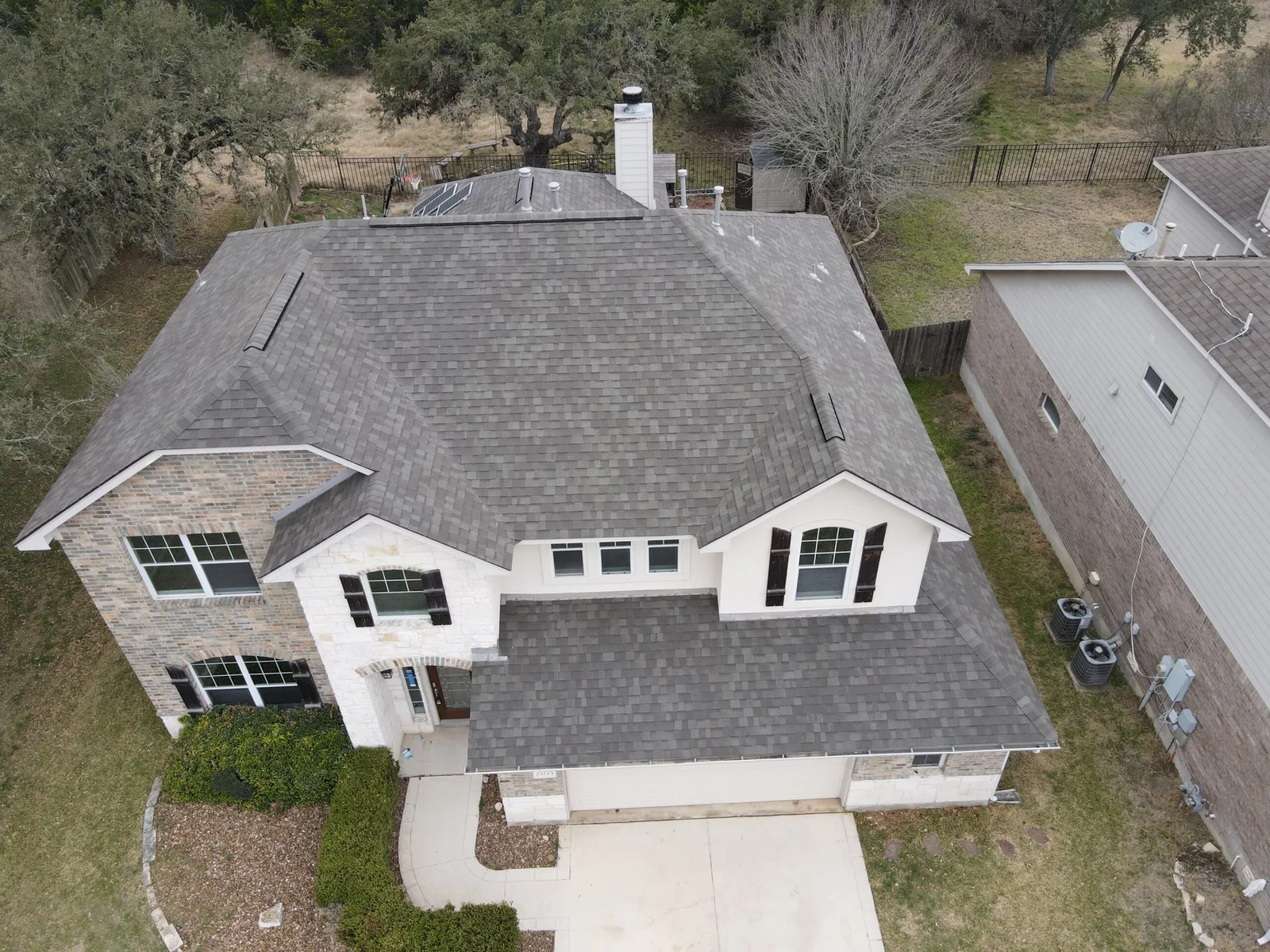 Florida home with Oakridge Driftwood roof