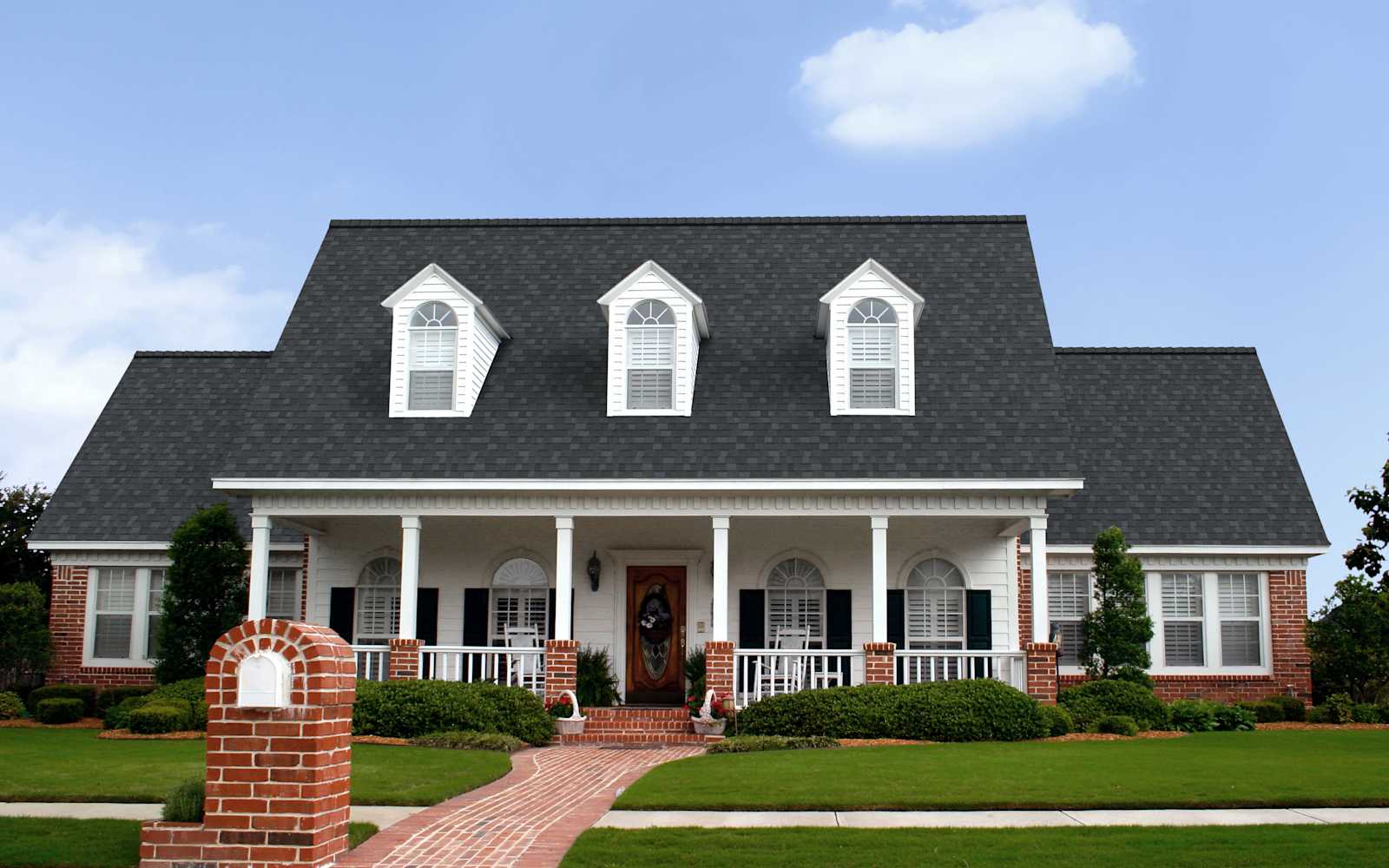 Home with Owens Corning Oakridge Onyx Black roof